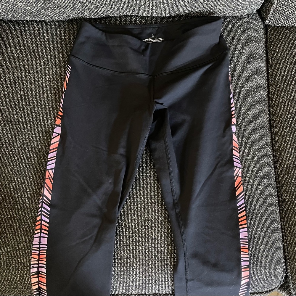 LULULEMON ATHLETICA WOMENS CAPRI LEGGINGS BLACK PURPLE / PINK STRIPE SIZE 6